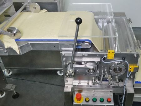 Tự động ép bột thành các tấm bánh mỏng