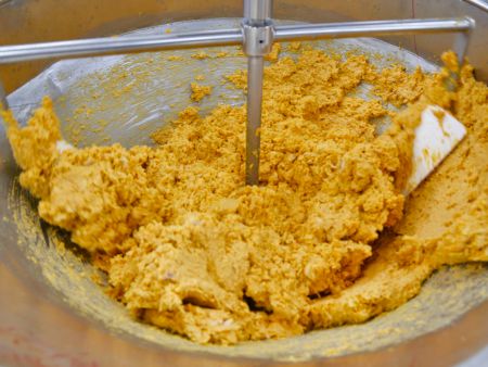 دستگاه BR-1500 برای پردازش پرکنندههای چسبناک مرغ و پنیر مناسب است.