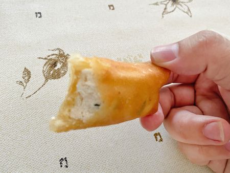 Печени пролетни рулца с плътно запечатани ръбове, богат сиренев аромат и хрупкава текстура.