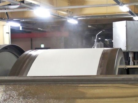 Bácáil an batair ar an druma te agus déantar leathán leathán a dhéanamh de.