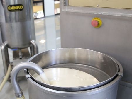 Тестото се зарежда в хопера с помощта на смесител за тесто и резервоар за охлаждане и почивка на тестото.