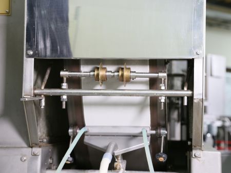 Het beslag wordt gelijkmatig verdeeld over de bakrol om Spring Roll-wrappers te produceren