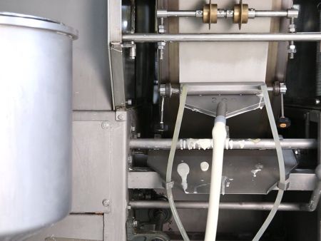 बैटर को बेकिंग ड्रम पर फैलाना जिससे स्प्रिंग रोल रैपर्स बनें
