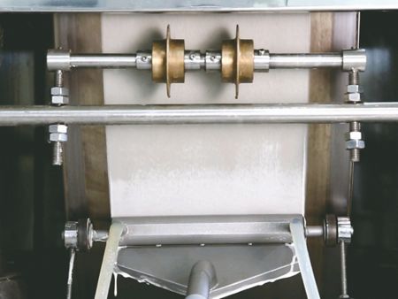 Tešla išsitiesina ir kepama į tešlos lakštą