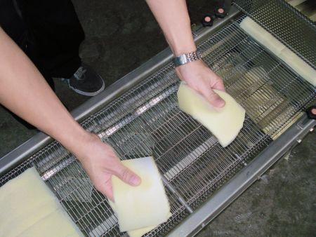 Opdel bunken af indpakninger i halve til 10 cm x 10 cm firkanter