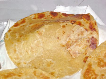 Maslo sa rovnomerne topí na Paratha