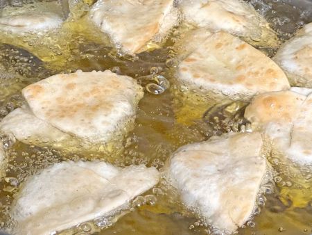 Poate fi asociat cu o friteuză pentru prăjire automată