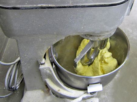 Singkong menjadi sangat kental setelah dicampur