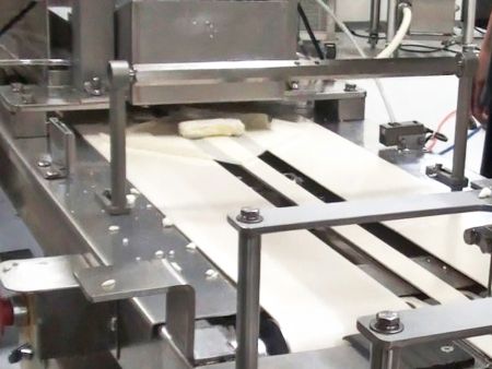 Déantar líonadh cáise go speisialta ar an mbrollach.