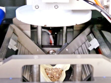 Il dispositivo di stampo a morsetto è progettato per formare empanadas perfette