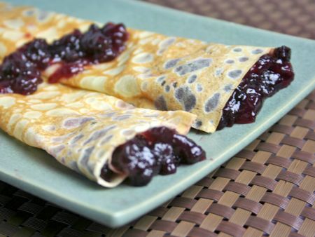 Les crêpes peuvent être garnies de garniture sucrée pour faire de délicieux desserts