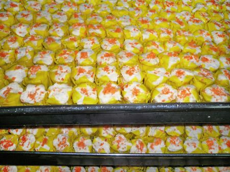 Dekorer hver vegansk Siew Mai med ternede gulerødder
