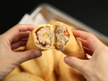 Empanada chiên giòn, các nguyên liệu bên trong vẫn nguyên vẹn