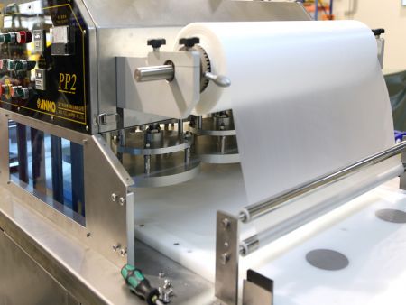 Las bolas de masa se cubren con una película grado alimenticio