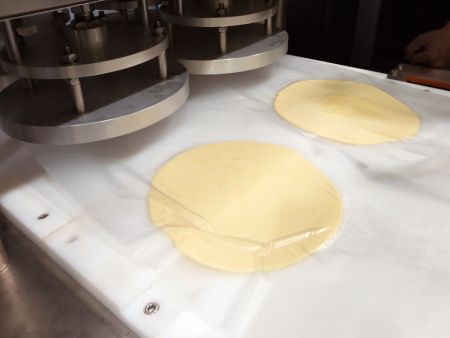 Las bolas de masa se prensan en Paratha