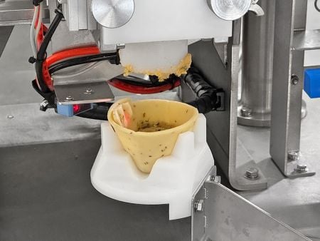 Aluatul este plasat, iar mașina umple automat umplutura