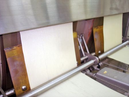 Las láminas de masa se hornean y se colocan automáticamente en la cinta transportadora.