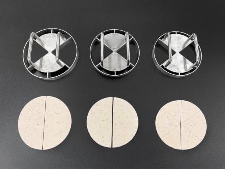 Foaie de aluat tăiată la dimensiune folosind matrițe de tăiere