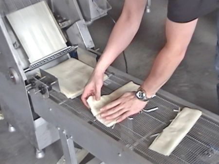 Kiekvieną Spring Roll tešlą galima padalinti į tris ilgus lapus samosai