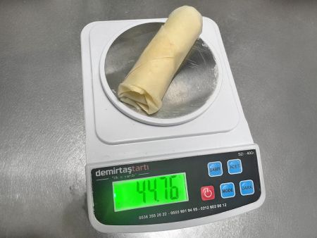 Всяко пролетно руло тежи около 45 грама, отговаряйки на желаното тегло на продукта от клиента.