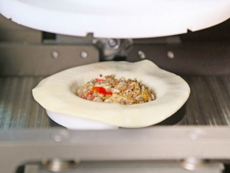 Empanada qabığı və doldurması Qablaşdırma Kalıb Cihazına yerləşdirilir