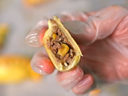 Empanadas sunt umplute cu ingrediente, inclusiv boabe întregi de porumb