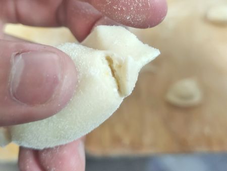 Excès de pâte formée dans les Pierogi