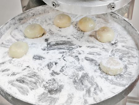 Opsional untuk meletakkan Mochi yang diisi di atas nampan bulat stainless steel