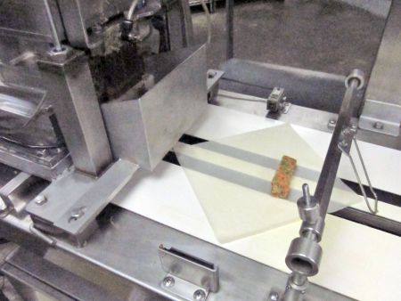 Ingrédients de la garniture extrudés sur le papier après les ajustements de ANKO