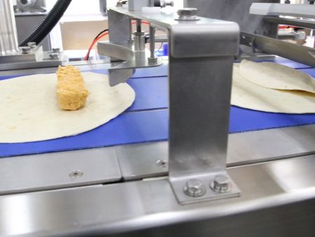 Doldurma işlemi, daha fazla katlama ve sarılma için kenara yerleştirilir