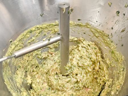 Náplň vyrobená s pažítkou a mletým bravčovým mäsom