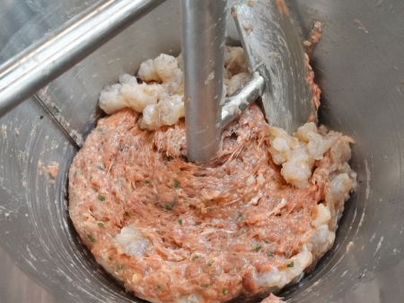 Täidis, mis on segatud krevettidega, pannakse eraldi lükatisse