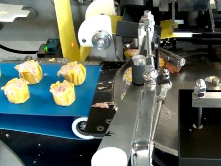 Bitmiş ürünler otomatik olarak konveyör bandına yerleştirilir