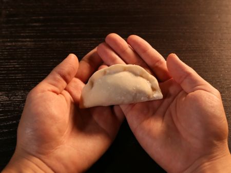 Fold og forsegl dumplingen i hånden med folder