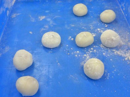 Formuojant kleistinius ryžių kamuoliukus su paprastais formavimo formomis