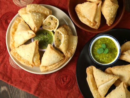 Ang mga Piniritong Samosas ay mukhang katulad ng mga gawa sa kamay.