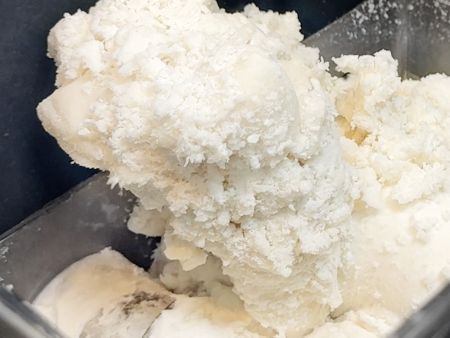 Bezlepkové cesto umiestnené do zásobníka stroja