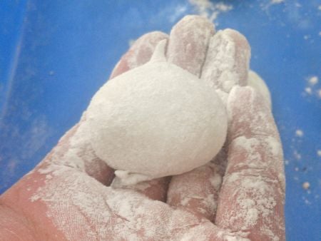 Konveyörden çıkarıldığında Glutensiz Pirinç Topları şekillerini korur