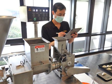 HLT-700U smarte maskiner opnår en enkeltmedarbejder produktionslinje