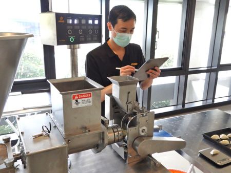 HLT-700U slimme machines die een productielijn met één werknemer realiseren