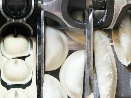 HLT-700XL menghasilkan pelbagai jenis dumpling dengan acuan yang berbeza.