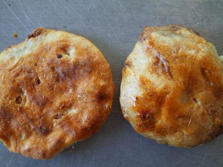 Il kompia fatto a mano è più ruvido (sinistra), il kompia fatto a macchina è più liscio (destra).