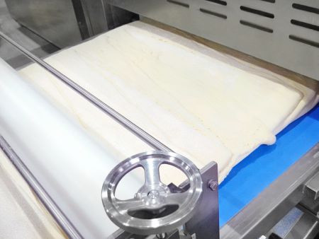 В начальном производственном процессе тесто раскатывается в лист шириной 1 метр