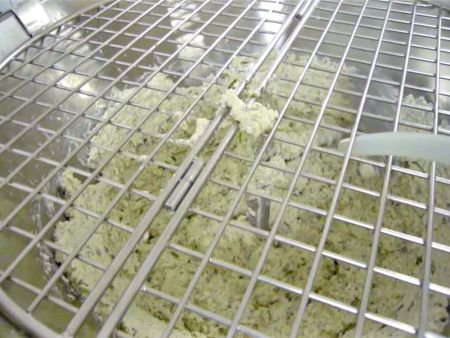 Sa chás seo, líonadh na Sambousek seo le líonadh cáis