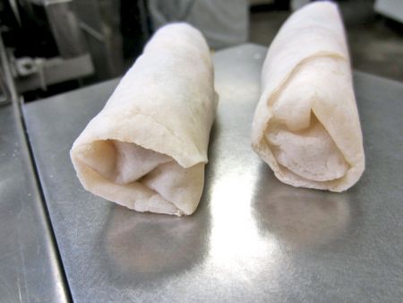 Los ingredientes están bien ajustados y los rollitos de primavera se forman sin sobresalir, cumpliendo con los requisitos del cliente