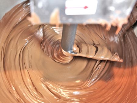 高い流動性のチョコレートの詰め物も収容できます
