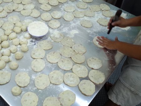 Il kompia viene arrotolato e bucato a mano.