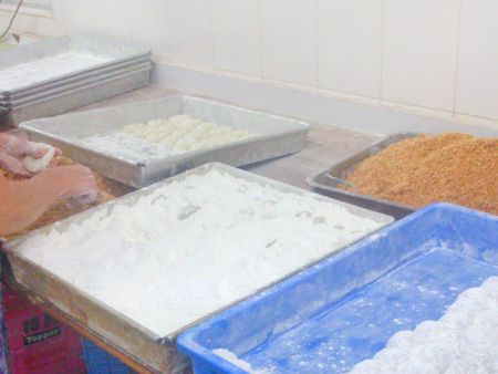 Rīsu bumbiņu gatavošana ar rokām