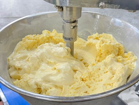 Výroba Mochi z mangového zmrzliny
