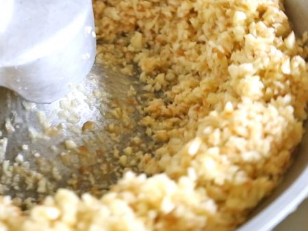 Xay nhỏ táo bằng máy xay tự động